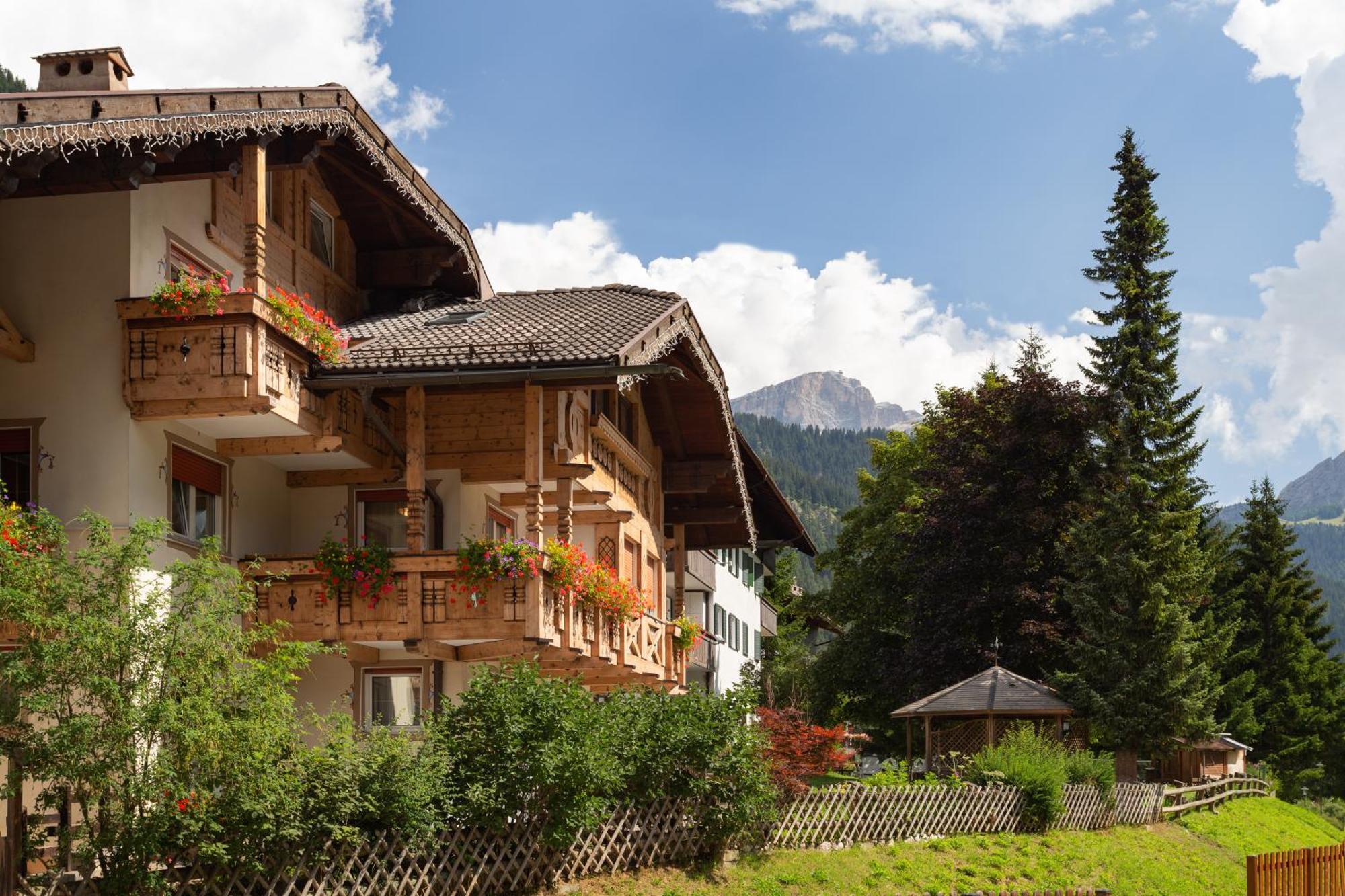 Appartamenti Ladina Campitello di Fassa Extérieur photo